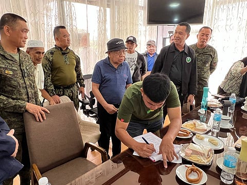 ZAMBOANGA. The 601st Infantry Brigade in collaboration with the 90th Infantry Battalion and the provincial government of Maguindanao del Sur successfully facilitate the formal settlement of disputes on Wednesday, October 8, between Ampatuan Mayor Datu Rasul Sangki, and Hamsa Kindo, battalion commander under the Moro Islamic Liberation Front’s (MILF) 118th Base command. The formal settlement of disputes between Sangki and Kindo was realized after a series of intensive dialogues.