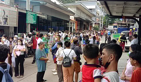 DAVAO. Nanggawas sa driveway ang mga tawo sa mga gambalay sulod sa compound sa Southern Philippine Medical Center (SPMC) sa likod nga bahin sa ospital human nitay-og ang Intensity 5 nga linog dinhi sa dakbayan sa Davao nga pinisik sa 7.4 magnitude sa Manay, Davao Oriental nga maoy epicenter kagahapon sa buntag, Biyernes, Oktubre 10, 2025.