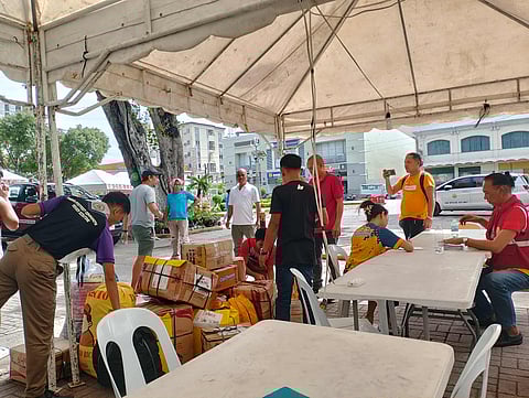 RELIEF GOODS: Nag-anam-anam na og pangabot ang mga donasyon alang sa mga biktima sa linog sa Mindanao sa booth nga giplastar atubangan sa Cebu City Hall. Sa laing hulagway, giandam na ang truck nga mohatod og mga hinabang sa Davao Oriental. /