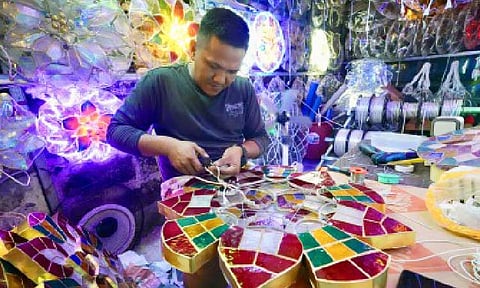 QUALITY ASSURANCE. A parol-maker shows the process of lantern-making in this photo taken on Oct. 13, 2025 in Quezon City. The Department of Trade and Industry on Thursday (Oct. 16) said a Philippine National Standard (PNS) has been issued for parol to ensure consumer protection while uplifting and ensuring the sustainability of local manufacturers. (PNA photo by Robert Oswald Alfiler)