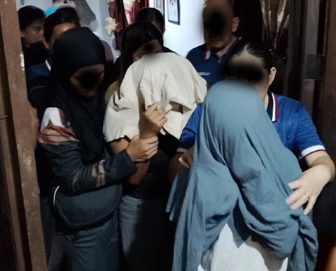 ZAMBOANGA. Lawmen arrest an alleged human trafficker and rescue four children in an intelligence-driven entrapment operation on Thursday evening, October 16, in Sunrise village, Isabela City, the capital of Basilan province.