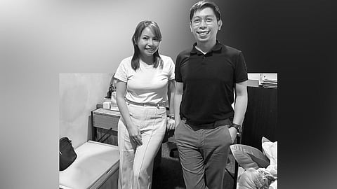 MGA APO NI ADDY: Sila si Cordova Konsehal Natileigh Siojo Sitoy (wala) ug manlalaban Martin Adelino Maxarlniño Sitoy miasoy sa ilang kasinatian uban sa ilang apuhan nga si Atty. Adelino “Addy” Sitoy. / ROGER E. VALLENA