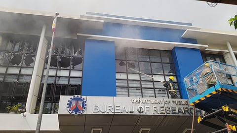 Opisina sa DPWH nasunog