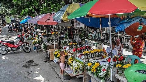 Vendors did-an sud sa menteryo sa Cebu City