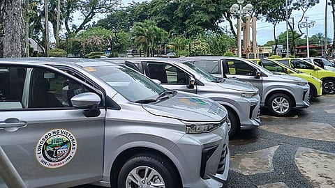 Benitez turns over 72 service vehicles to Victorias City