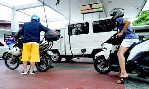 ADJUSTMENTS. Vehicle owners line up to refuel their units in this undated photo. Oil prices are projected to increase up to PHP0.70 per liter next week due to supply issues, Jetti Petroleum president Leo Bellas said in a report on Friday (Nov. 7, 2025). (PNA photo by Ben Briones)