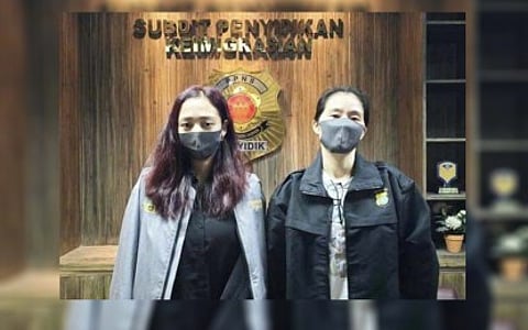 OUT OF THE COUNTRY. Lucky South 99's authorized representative Cassandra Li Ong (left) and Sheila Guo, sister of convicted human trafficker and dismissed Bamban, Tarlac mayor Alice Guo, on their way back to Manila after being apprehended by Indonesian authorities in this August 2024 photo. The Presidential Anti-Organized Crime Commission on Saturday (Nov. 22, 2025) said Ong, who is a subject of an arrest warrant for qualified human trafficking, has again left the country and was last monitored in Japan. (File photo courtesy of Raffy Tulfo in Action FB page)