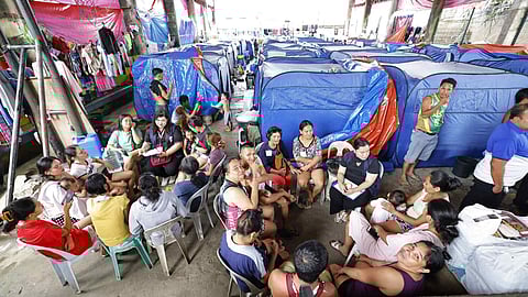 GIPANGBAKWIT: Mga opisyales sa Mandaue niduaw sa mga bakwit niadtong Lunes, Nobiyembre 24, 2025, isip pagpangandam sa Bagyong Verbena. /