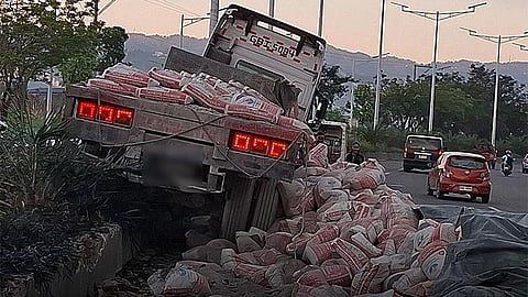 Trak nabangga, mga karga nahabwa