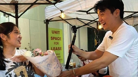 Bang spotted giving flowers to ex