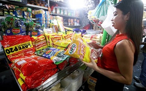 CHRISTMAS RUSH.
A woman checks spaghetti noodles and sauce packs at Paco Public Market in Manila on Dec. 2, 2025. The Philippine National Police has deployed officers to public markets, supermarkets and wet markets to deter hoarding, profiteering and potential panic-buying. (PNA photo by Yancy Lim)