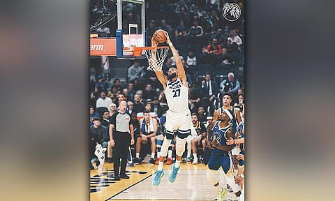 HANSAK: Nilupad ang Minnesota Timberwolves bigman nga si Rody Gobert para modakdak sa bola samtang igo nalang nagtan-aw ang players sa Golden State Warriors. /
