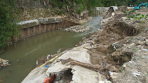 NAGUSBAT: Wala mahitsura ang flood walls sa Butuanon River human gilampornas sa bul-og sa tubig-baha atol sa Bagyong Tino nga niigo sa Sugbo niadtong Nobiyembre 4, 2025, nga nibanlas og mga kabalayan ug nikalas sa mga kinabuhi.. / Juan Carlo De Vela