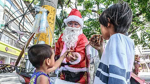 Taho vendor nag-ala Santa Claus
