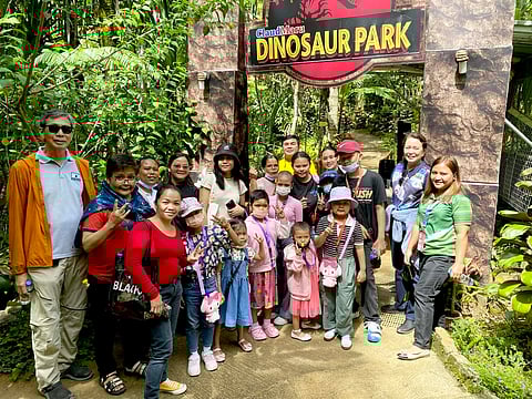 WELCOME! The children with us at the Dinosaur Park of Claud Maru.