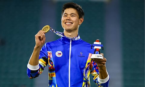 GOLD AND GLORY. EJ Obiena of the Philippines shows off his gold medal after winning the men’s pole vault at the 33rd Southeast Asian Games in Bangkok, Thailand, setting a new SEA Games record of 5.70 meters. The two-time Olympian overcame fierce competition, including Thailand’s Patsapong Amsam-ang, to claim his fourth SEA Games gold.