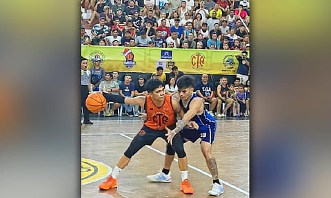 STIFLING DEFENSE. Chase Tower Runs (CTR) veteran point guard Shane Menina (left) uses his frame to shield the ball while navigating the tight defensive pressure from Michael Kent Salgado of the Blancas Golden Knights during their Cebu City Christmas League matchup at the City Sports Institute Gym. /