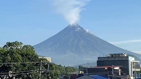 Bulkan Mayon gipaubos sa alert level 3