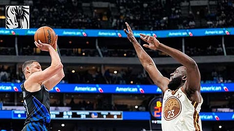 Mavs outgun Warriors in Curry’s historic night