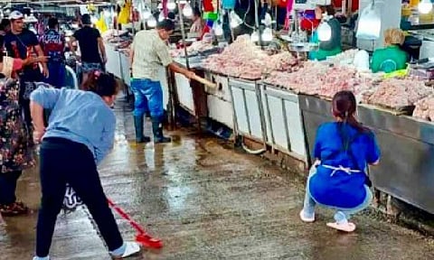 PROTECTING PUBLIC HEALTH. The city government continues to enforce the sanitation code in establishments in Baguio City's central business district, including the city market. Sanitation inspectors may soon receive higher pay and improved working conditions under a bill filed by Senate President Pro Tempore Panfilo Lacson. (PNA photo courtesy of PIO-Baguio)