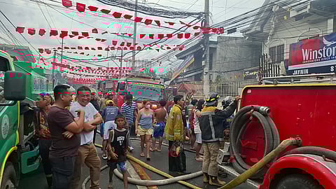 Balay paabangan naugdaw sa sunog