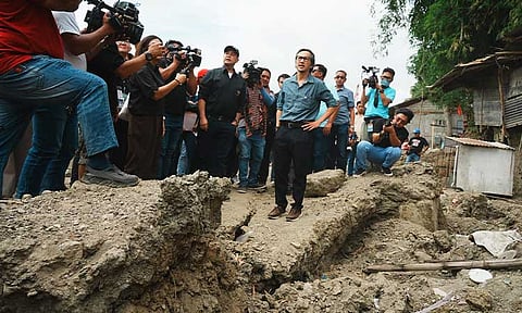 DPWH Secretary Vince Dizon and Vice Governor Dennis Pineda lead the inspection of the collapsed dike in Barangay Candating, Arayat, Pampanga, which damaged a total of 20 houses a week ago.
He ordered a thorough investigation to ensure accountability and directed immediate assessment and repairs to prevent further risks to residents.
Photo courtesy of Gerald Gloton