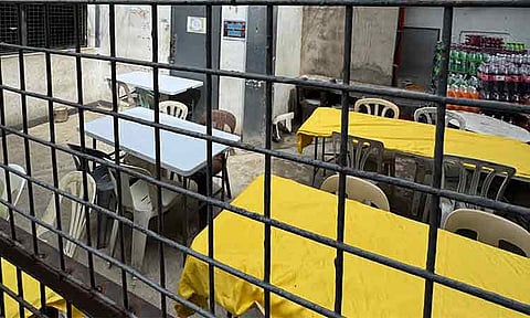 A makeshift dining area inside a Philippine jail, where PDLs share meals – capturing how ordinary routines like mealtimes occur within sensory confinement, overcrowding, and silent resilience.