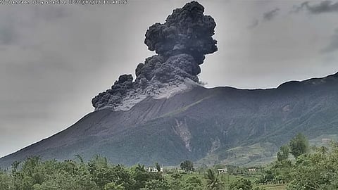 Kanlaon’s 2-minute explosion sends 2-km ash, rocks down southwest flank