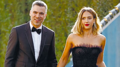 Alba, Warren finalize divorce