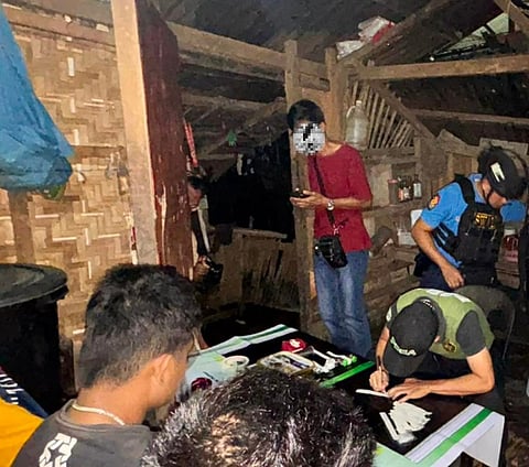 ZAMBOANGA. The Philippine Drug Enforcement Agency with the support of the police arrest five high-value individuals and rescue three minors as they dismantle two drug dens in law enforcement operations on Friday, February 20, and Thursday, February 19, in Zamboanga Peninsula.