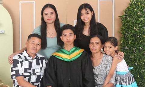 OBCIAL FAMILY: Ang pamilyang Obcial mapasigarbuhon samtang nagpundok sila alang sa litrato sa pamilya atol sa gradwasyon ni Mark Jayson sa kolehiyo, nga usa ka milestone nga nagpakita sa mga tuig sa sakripisyo, paglahutay, ug dili matarog nga pagtuo. /