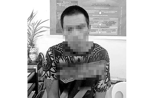 Nag-shoplift og lotion alang sa iyang skincare