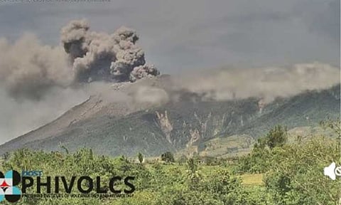 EMISSION. Kanlaon Volcano emits ash for an hour on Friday (Feb. 27, 2026). This generated voluminous grayish plumes that reached 1,000 meters above the summit crater. (Screenshot from Phivolcs Facebook page)