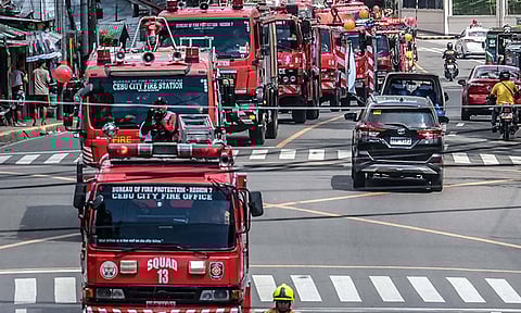Parada: Mga trak sa bombero ug mga emergency rescue vehicle gikan sa Bureau of Fire Protection, Cebu City, ug Lapu-Lapu City ug sa nagkalain-laing ahensya sa gobyerno, miparada sa mga nag-unang dalan sa ilang tagsa-tagsa ka hurisdiksyon isip pagtimaan sa pagsugod sa Fire Prevention Month niadtong Dominggo, Marso 1, 2026. /