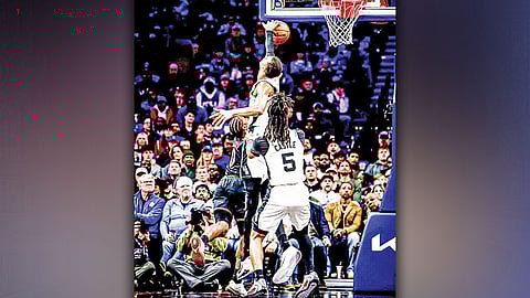 PALAK: Limpyo kaayo ang pagpalak sa higante sa San Antonio Spurs nga si Victor Wembanyama sa itsa ni Philadelphia 76ers guard Tyrese Maxey (0) ning aktuha sa usa sa mga aksyon sa NBA kagahapon, Marso 4, 2026 (PH time). /