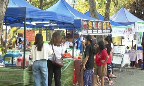 The vibrant spirit of the Araw ng Dabaw is felt more with the opening of the Araw ng Dabaw Trade Fair and Bazaar at Magsaysay Park, in Magsaysay Avenue, Davao City. It is a month-long showcase of local food and entrepreneurship.