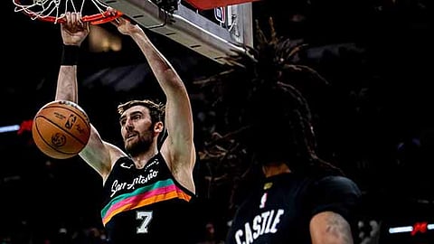 Spurs rally from 25 down to clip Clippers