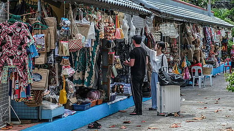 Kita sa mga tindera og souvenir items sa Liberty Shrine, mihinay