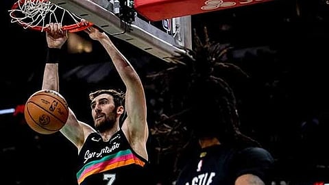 Spurs rally from 25 down to clip Clippers