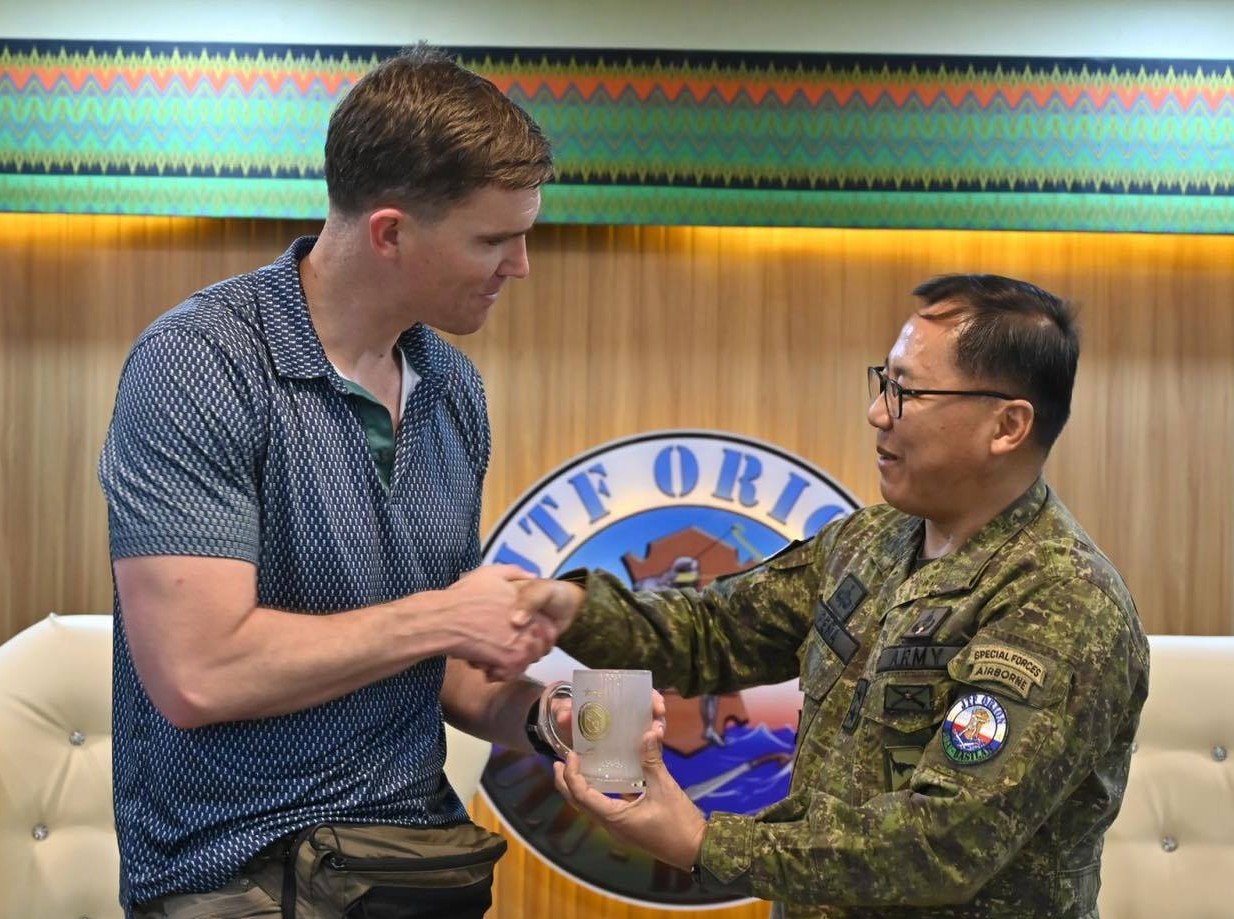 ZAMBOANGA. Major General Leonardo Peña, commander of the 11th Infantry Division (left), presents a token to Major Benjamin Ryan, commander of the Marine Special Operations Company–Philippines (MSOC-P), during a visit on Friday, March 6, at Camp General Teodulfo Bautista in Bubus village, Jolo, Sulu.