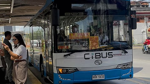 Mga pasahero naglibog sa unang adlaw sa CBRT