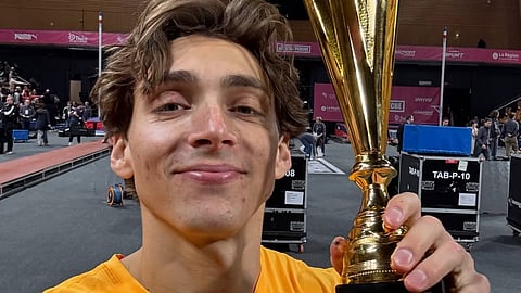 Duplantis breaks world pole vault record