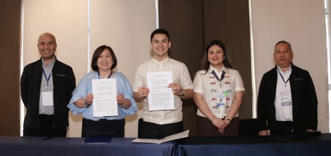 PARTNERSHIP. Land Bank of the Philippines executive vice president Charlotte I. Conde, second from left, and League of Municipalities of the Philippines national president Mayor Faustino “Inno” Dy V, center, present the signed Memorandum of Agreement formalizing the partnership between Landbank and the LMP to accelerate local development nationwide. Joining them are LMP secretary general mayor Danielle Niña Bernos, second from right, Landbank first vice president Allan R. Bisnar, left, and vice president Jimmy P. Arco, right.