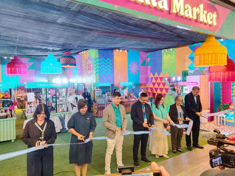 ZAMBOANGA. Department of Trade and Industry Zamboanga Peninsula Director Al-Zamir Lipae (4th from right) and SM Supermalls Executive Vice President for Marketing Jonjon San Agustin (right) lead the unveiling of the Vinta Market that takes center stage as SM City Zamboanga open doors to the public on Friday, March 20.