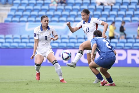 Angela Beard (13) in action with Sara Eggesvik (8).