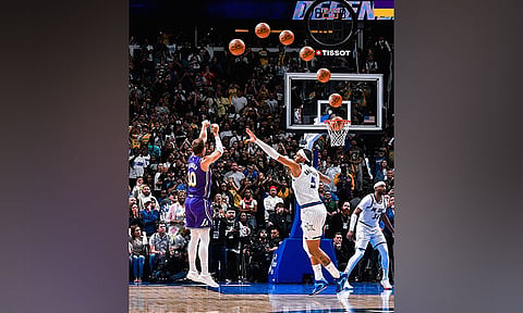 DAOG: Niitsa si Luke Kennard (wala) atubangan ni Orlando Magic guard Paola Banchero sa game-winning shot para sa Los Angeles Lakers sa National Basketball Association. /
