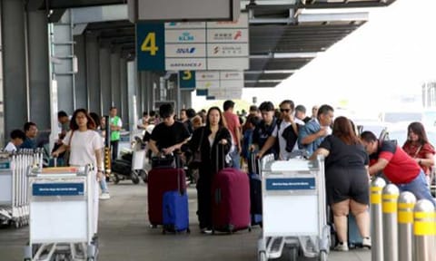 HOLIDAY BREAK. Passengers at the Ninoy Aquino International Airport Terminal 3 in Pasay City on Tuesday (March 31, 2026). The Bureau of Immigration reminded Holy Week travelers to arrive at the airport at least three hours before their scheduled flights and ensure that required travel documents are ready to avoid delays. (PNA photo by Yancy Lim)
