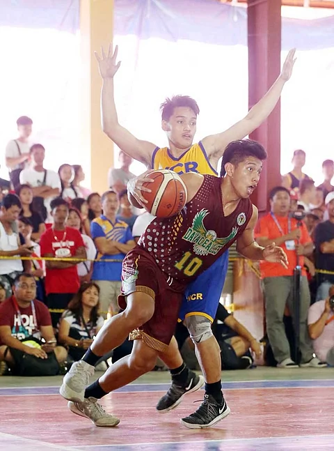 FIGHTING EAGLE. Davao Region Athletic Association (Davraa) Eagles player Vince Petdeo Cuajao of Holy Child College of Davao drives against a National Capital Region (NCR) defender Cyril Gonzales of the National University (NU) Bullpups, who also had a stint with Davraa before he went Manila-based, during Saturday's Palarong Pambansa 2018 secondary boys basketball championship game at the San Juan Municipal Gym in Ilocos Sur. (CONTRIBUTED PHOTO)