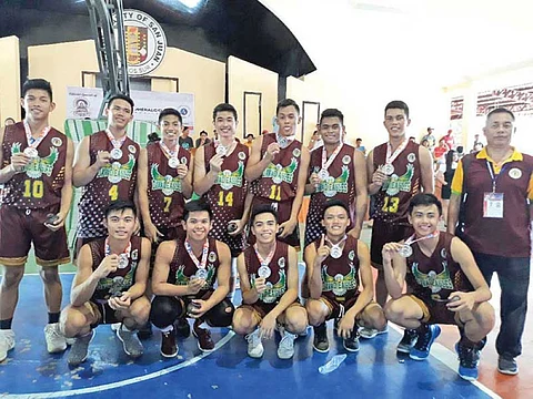 ILOCOS. Members and coach of the Davao Region Athletic Association (Davraa) pose after receiving their silver medals as the Palarong Pambansa 2018 secondary boys basketball competition ended at the San Juan Municipal Gym in Ilocos Sur on Saturday. (Marianne L. Saberon-Abalayan)