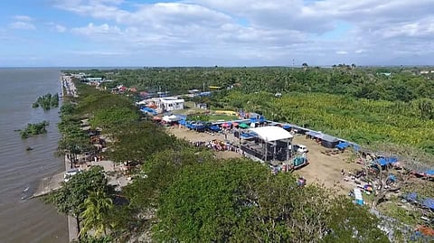 An aerial view of Bantayan Park at Barangay Poblacion in Bago City being eyed as tourism enterprise zone of the local government. (Contributed Photo)</b)